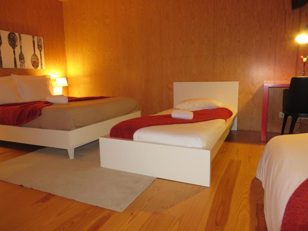 Семейный (Семейный номер с 2 дополнительными кроватями (для 2 взрослых и 2 детей)) отеля Arc My Otel, Понте-де-Лима