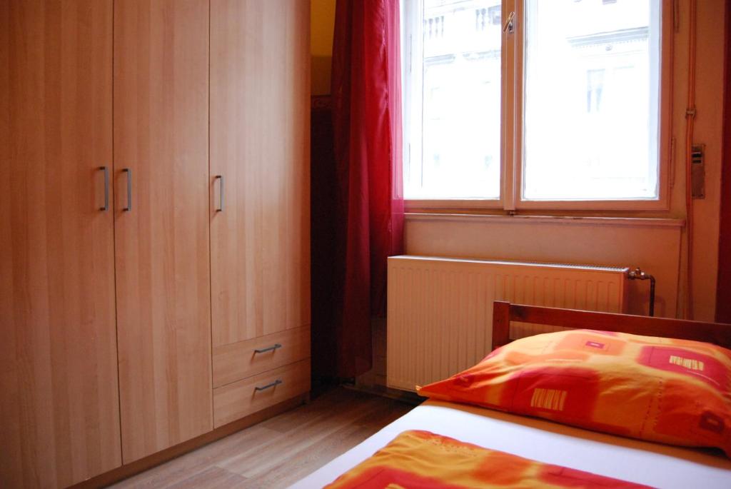 Трехместный (Трехместный номер с общей ванной комнатой) хостела Boomerang Hostel, Будапешт