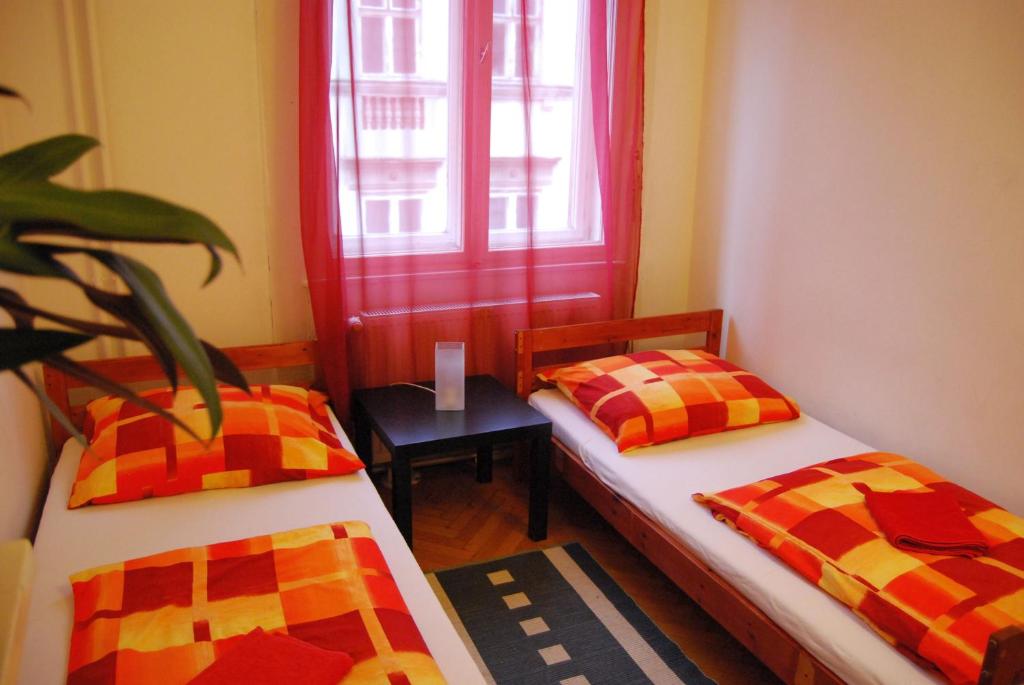 Двухместный (Двухместный номер с 1 кроватью или 2 отдельными кроватями, общая ванная комната) хостела Boomerang Hostel, Будапешт