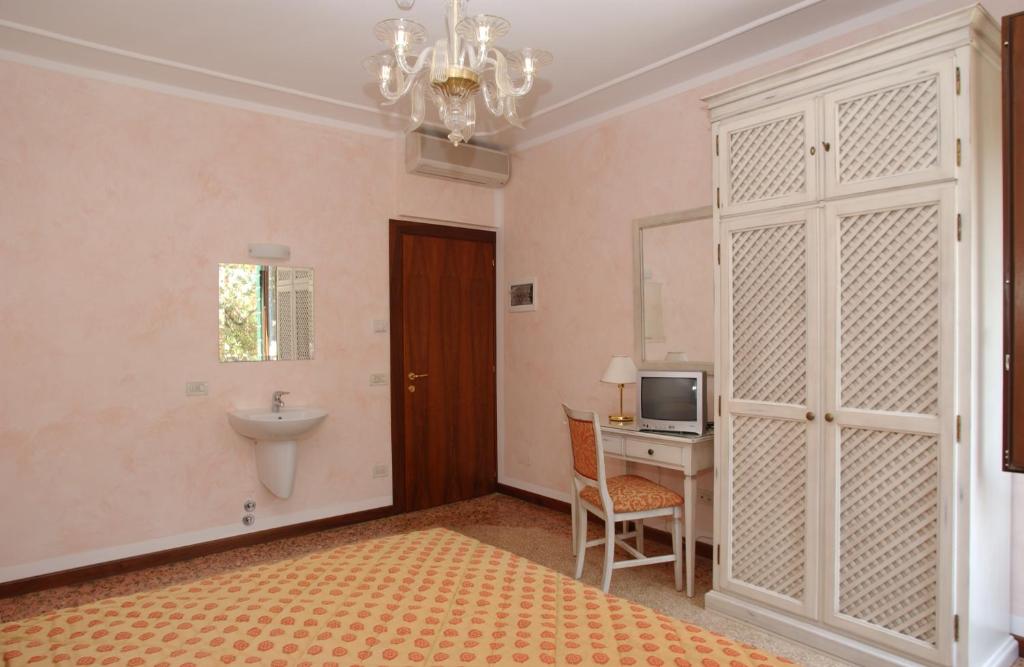 Двухместный (Двухместный номер с 1 кроватью и общей ванной комнатой) отеля Casa Mimma, Венеция