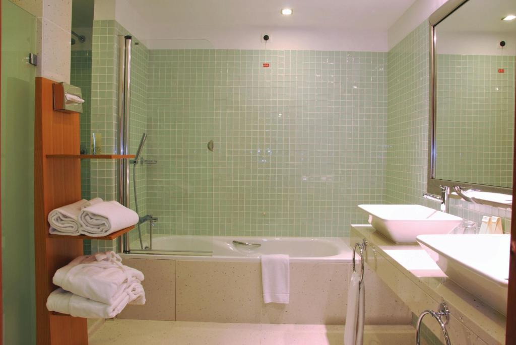 Двухместный (Двухместный номер с 1 кроватью или 2 отдельными кроватями и видом на море) отеля Melia Madeira Mare, Фуншал