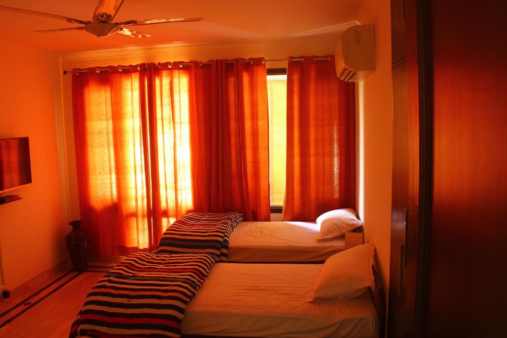 Двухместный (Улучшенный двухместный номер с 2 отдельными кроватями) хостела The Madpackers Hostel, Нью-Дели