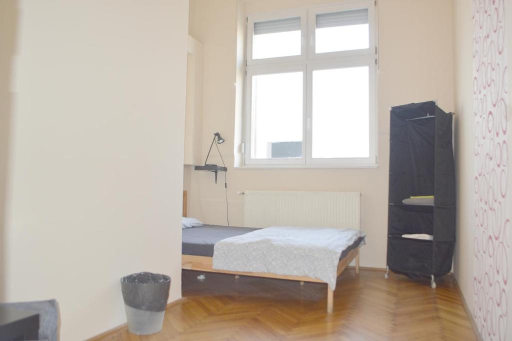 Двухместный (Двухместный номер с 2 отдельными кроватями и видом на город) гостевого дома Artist Residence, Будапешт