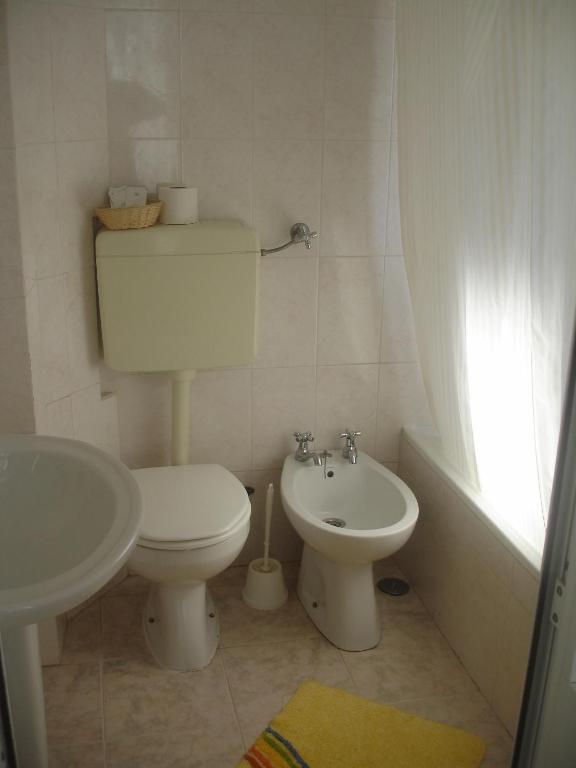 Двухместный (Стандартный двухместный номер с 1 кроватью или 2 отдельными кроватями и собственной ванной комнатой) гостевого дома Pensao Londres, Лиссабон