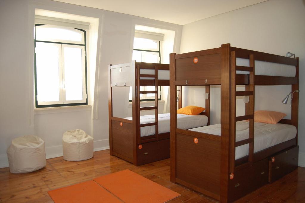 Номер (Кровать в десятиместном общем номере с видом на город) хостела Lisb'on Hostel, Лиссабон