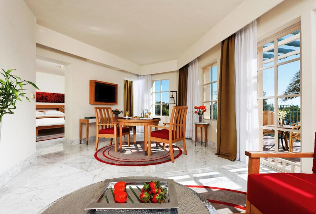 Сьюит (Суперлюкс с видом на море) курортного отеля Mövenpick Resort & Spa El Gouna, Хургада