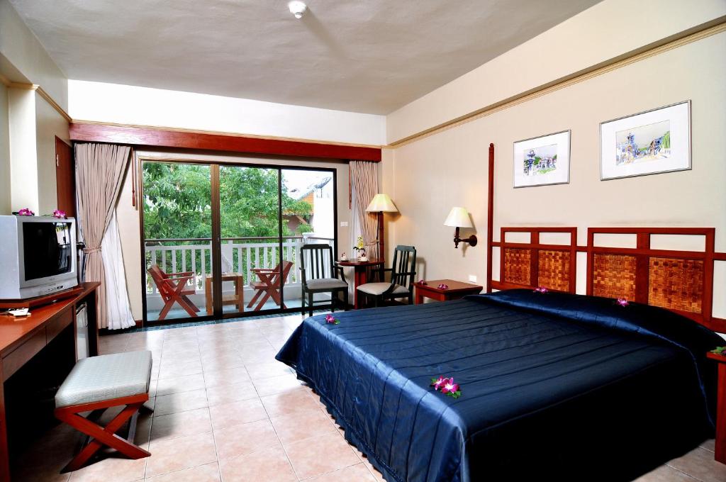 Двухместный (Улучшенный двухместный номер с 1 кроватью или 2 отдельными кроватями и видом на сад) отеля Karon Princess Hotel, Пхукет