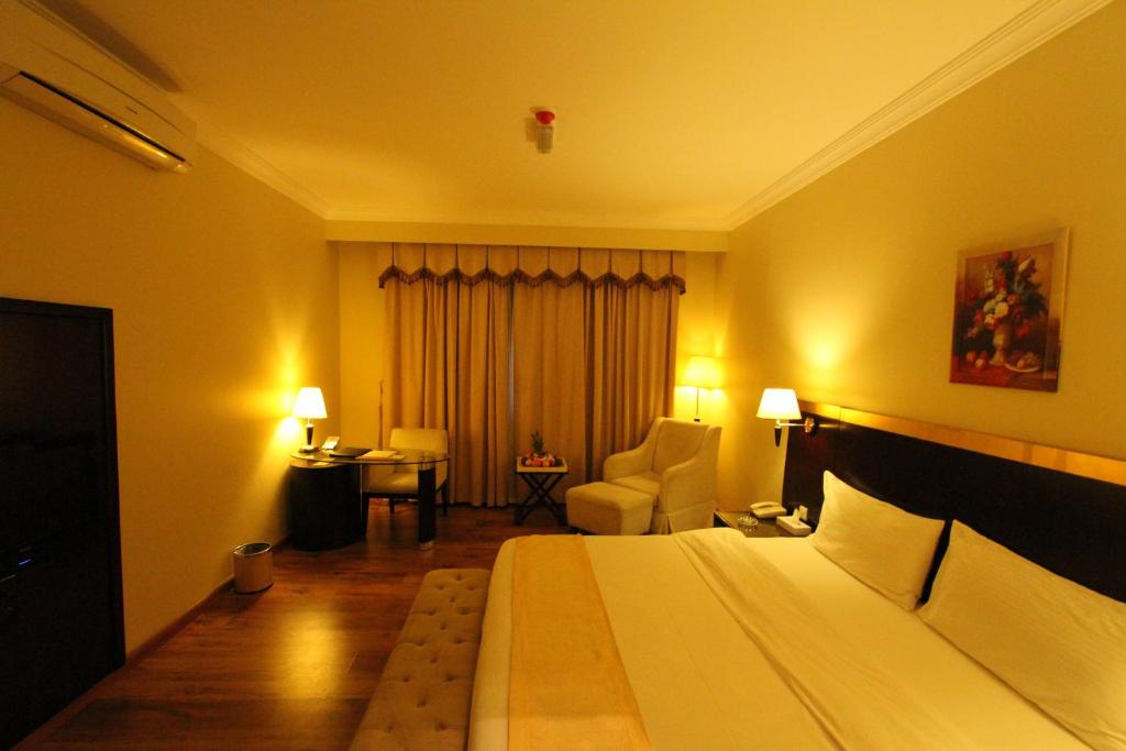 Двухместный (Представительский двухместный номер с 1 кроватью или 2 отдельными кроватями) отеля Al Maha Residence Rak, Рас-эль-Хайма