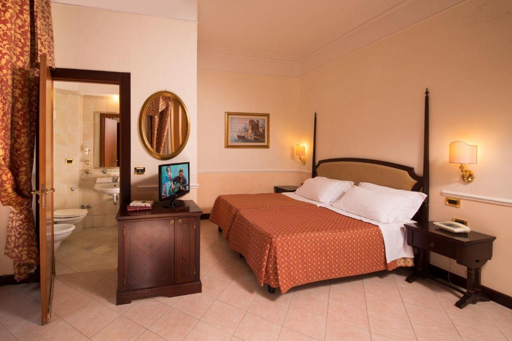 Двухместный (Улучшенный двухместный номер с 1 кроватью) отеля Hotel Nizza, Рим