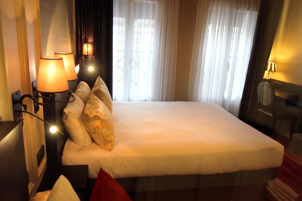 Двухместный (Улучшенный номер с кроватью размера «queen-size») отеля Best Western Le Montmartre – Saint Pierre, Париж
