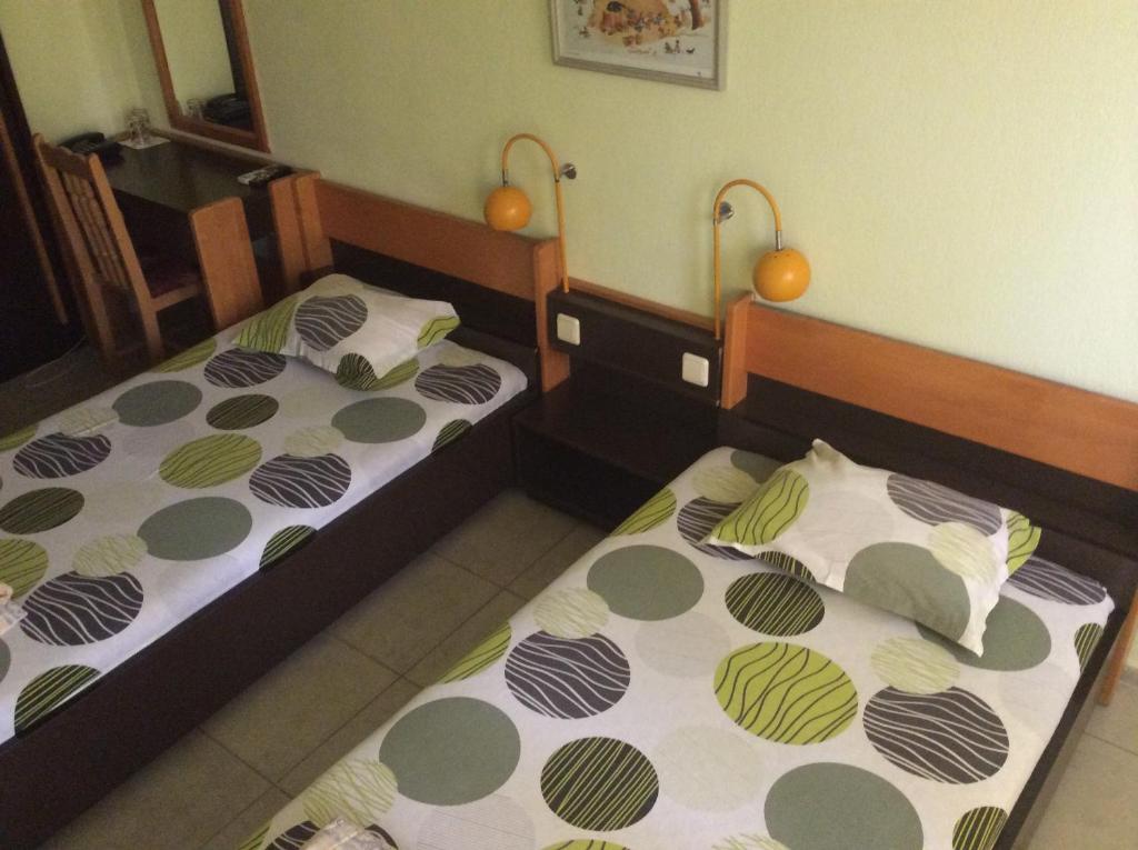 Двухместный (Двухместный номер с 2 отдельными кроватями, балконом и собственной ванной комнатой вне номера) отеля Hotel Balevurov, Сандански