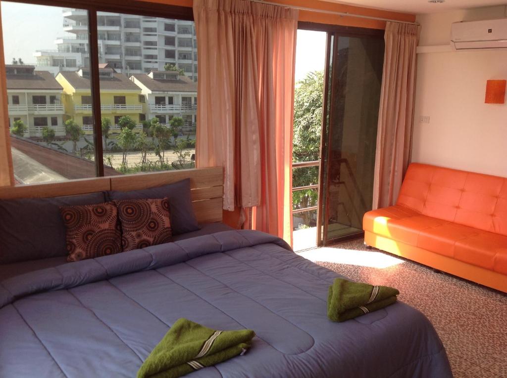 Двухместный (Двухместный номер Делюкс с 1 кроватью и балконом, вид на море) гостевого дома Sea Breeze Guest House, Пхетчабури