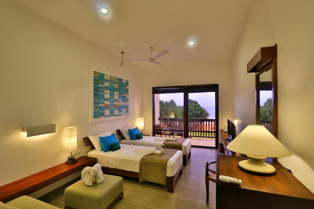 Двухместный (Улучшенный двухместный номер с 2 отдельными кроватями, балконом и видом на океан) курортного отеля Temple Tree Resort & Spa, Бентота
