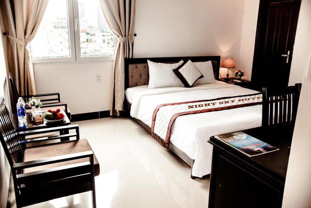 Двухместный (Улучшенный двухместный номер с 1 кроватью) отеля Night Sky Hotel, Дананг