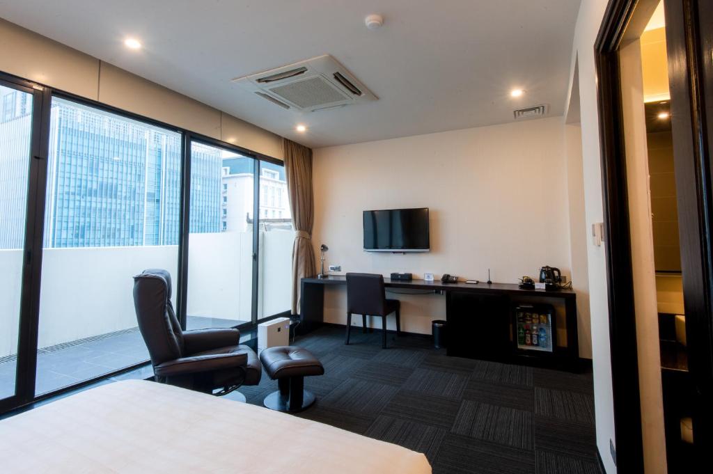 Двухместный (Двухместный номер Делюкс с 1 кроватью и балконом) отеля Sakura Hotel, Ханой