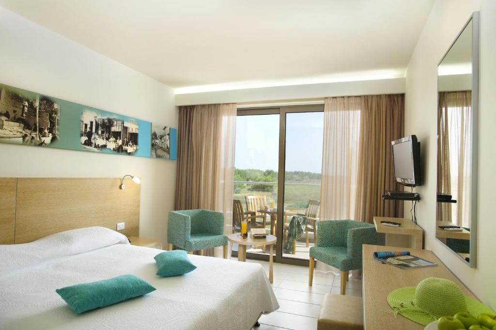 Двухместный (Улучшенный двухместный номер с 1 кроватью) курортного отеля ALEA Hotel & Suites, Ормос-Прину