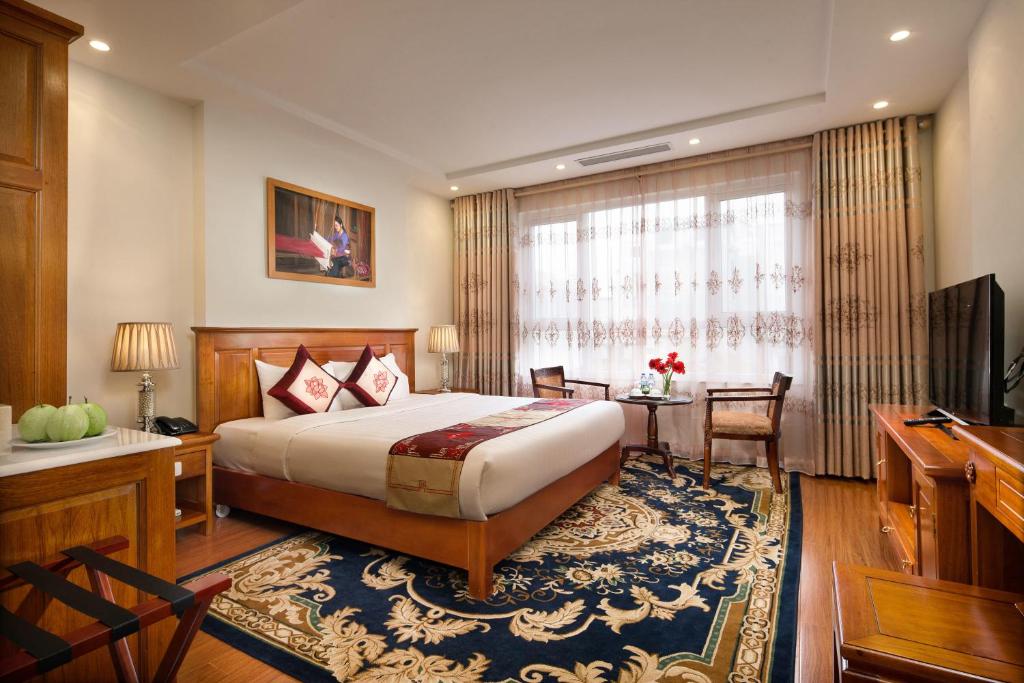 Двухместный (Роскошный двухместный номер с 1 кроватью или 2 отдельными кроватями и окном с видом на Старый квартал) отеля Silk Queen Hotel Hang Gai, Ханой