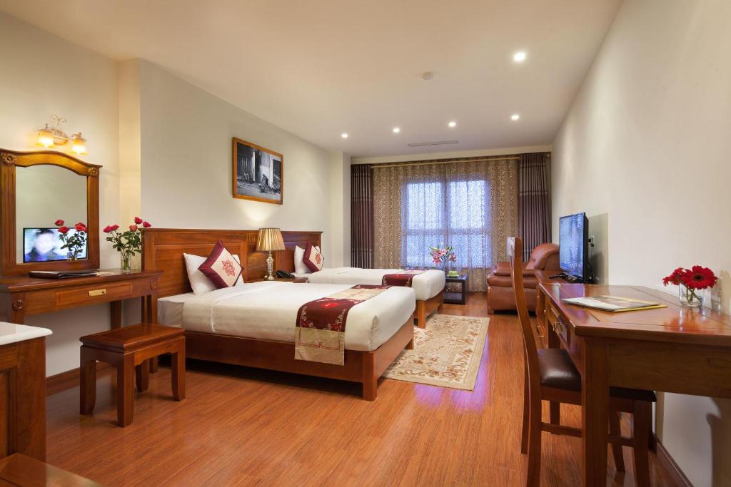 Двухместный (Роскошный двухместный номер «Гранд» с 1 кроватью или 2 отдельными кроватями, вид на город) отеля Silk Queen Hotel Hang Gai, Ханой