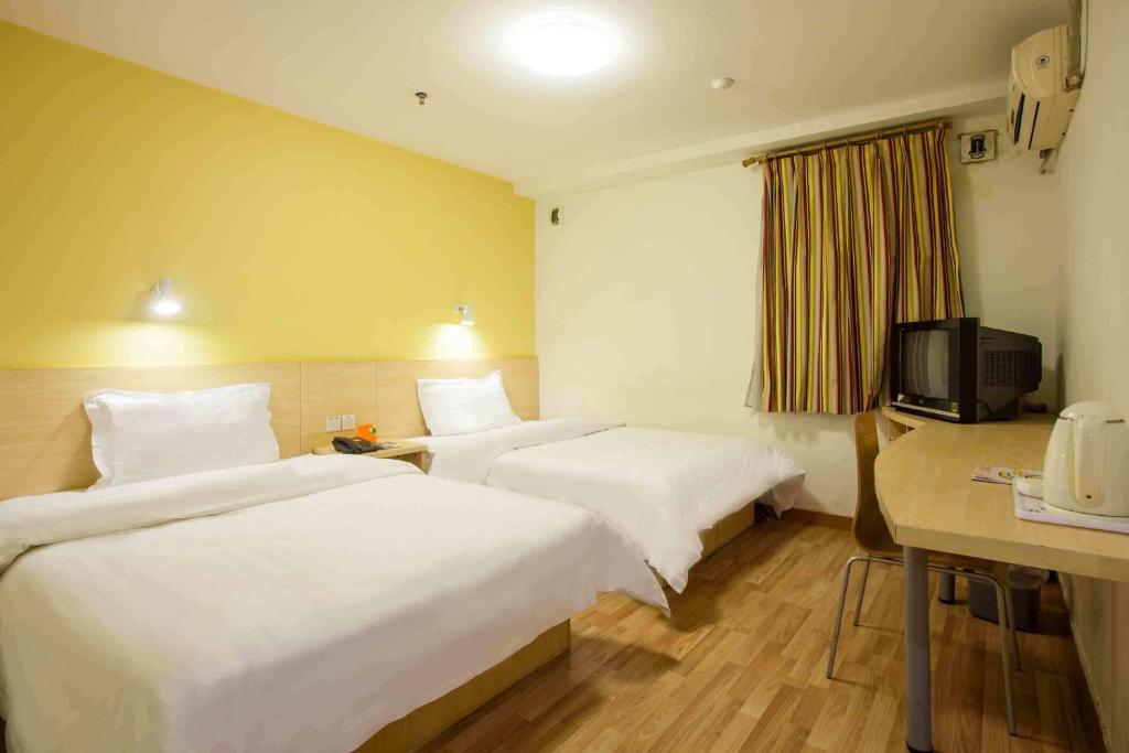 Двухместный (Mainland Chinese Citizens -  Standard Twin Room) отеля 7Days Inn Nanning Qixing Road, Наньнин
