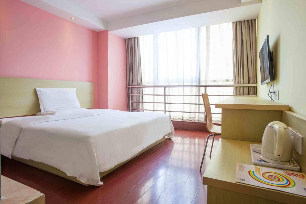 Двухместный (Специальное предложение для граждан материкового Китая - Двухместный номер с 1 кроватью) отеля 7Days Inn Chongqing Nanping Wanda Plaza, Чунцин