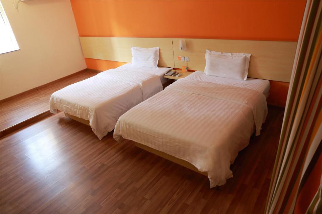 Двухместный (Специальное предложение - Двухместный номер с 2 отдельными кроватями) отеля 7Days Inn Beijing Beishatan, Пекин