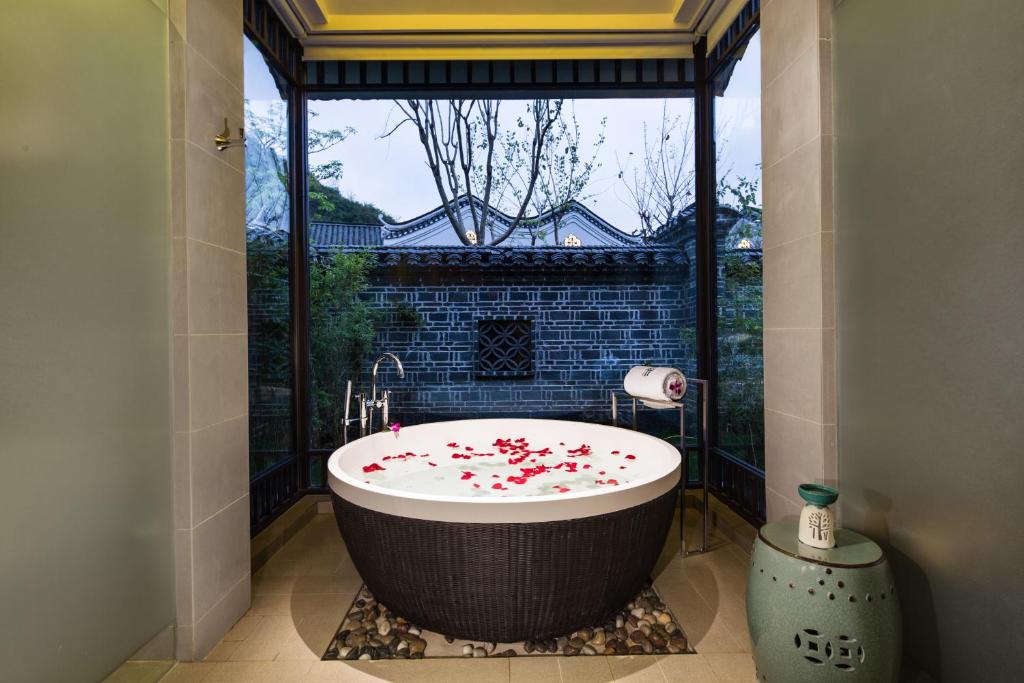 Вилла (Retreat Wellbeing Villa King Bed) отеля Banyan Tree Yangshuo, Яншо