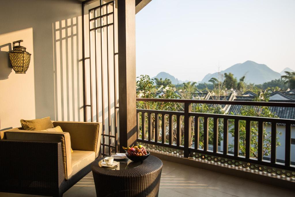 Сьюит (Karst Discovery Suite - stay for 2 nights with free one time dinner and SPA for one) отеля Banyan Tree Yangshuo, Яншо