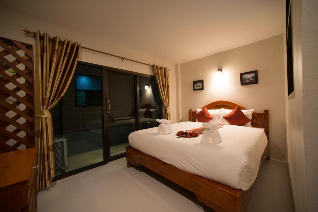 Двухместный (Улучшенный двухместный номер с 1 кроватью и балконом) гостевого дома Sri Chada Hotel, Кхаулак
