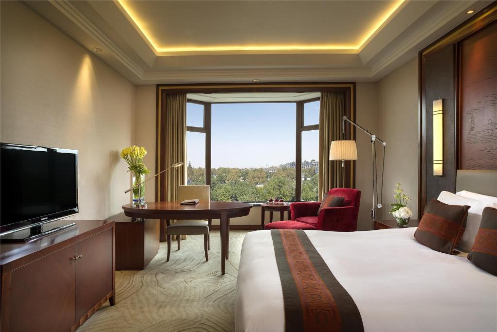 Двухместный (Улучшенный номер с кроватью размера «queen-size», вид на город) отеля Sofitel Hangzhou Westlake, Ханчжоу