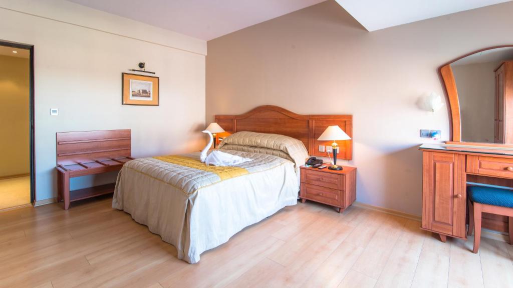 Апартаменты (Premium Three Bedroom with Kitchen) апарт-отеля Halcyon Condominiums, Бангалор