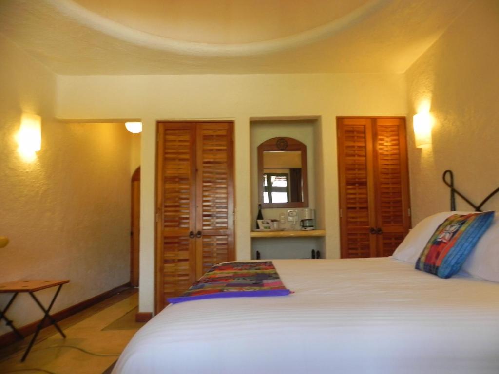 Сьюит (Люкс с кроватью размера «king-size») отеля Hostal de la Luz - Spa Holistic Resort, Тепостлан