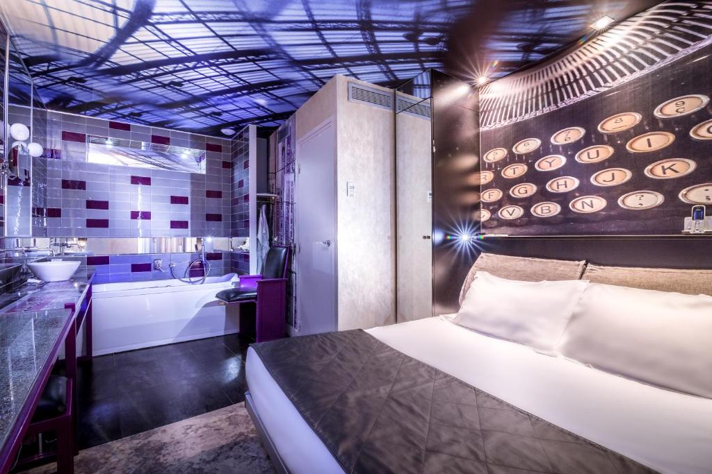 Двухместный (Двухместный номер «Бальнео» с 1 кроватью и ванной для хромотерапии) отеля Apostrophe Hôtel, Париж