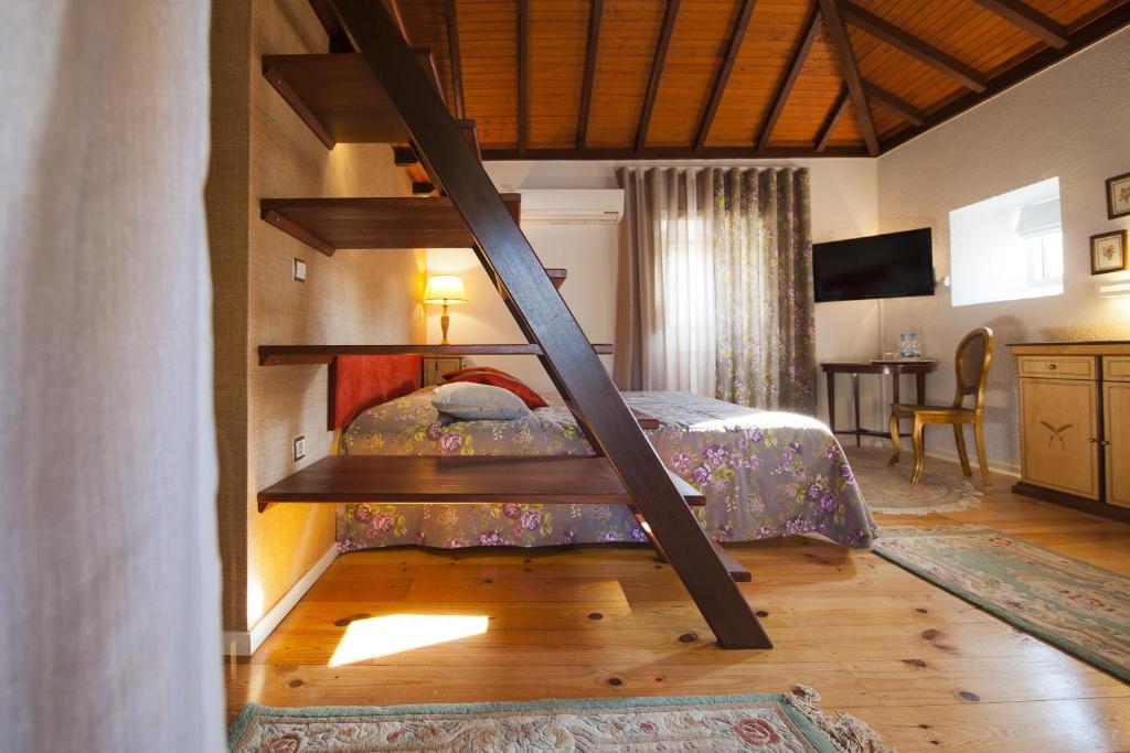 Двухместный (Двухместный номер с 1 кроватью и мезонином) отеля Hotel Casa da Nora, Лейрия