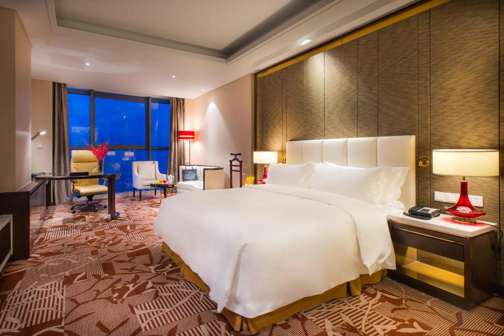 Двухместный (Executive Deluxe Queen Room with River View) отеля Yiwu Shangcheng Hotel, Иу