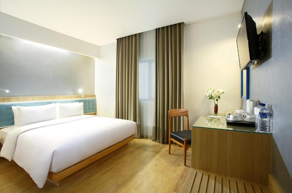 Двухместный (Улучшенный номер с кроватью размера «king-size») отеля Hotel Santika Kelapa Gading, Джакарта