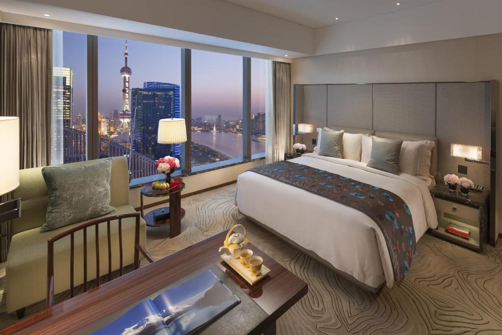 Двухместный (Номер Делюкс с кроватью размера «king-size» и видом на реку) отеля Mandarin Oriental Pudong, Shanghai, Шанхай