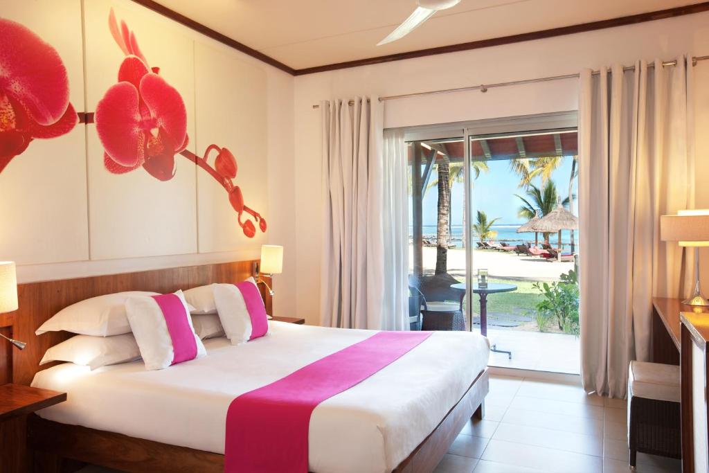 Трехместный (Номер с видом на пляж) отеля Tamassa - An All-Inclusive Resort, Бель-Омбр