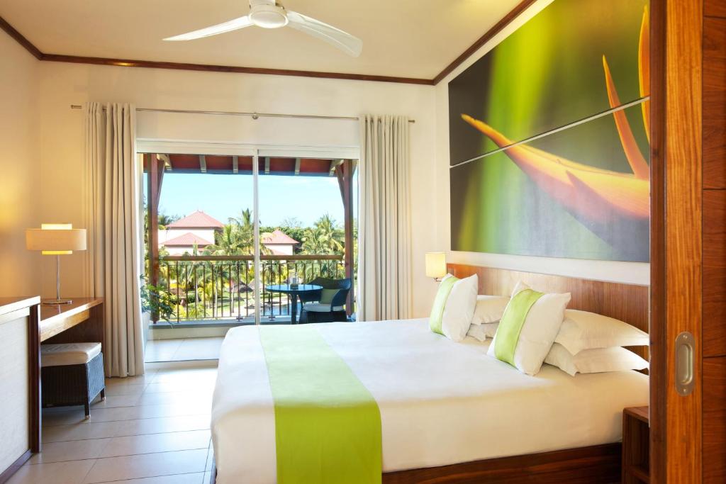 Трехместный (Улучшенный номер с кроватью размера «queen-size») отеля Tamassa - An All-Inclusive Resort, Бель-Омбр