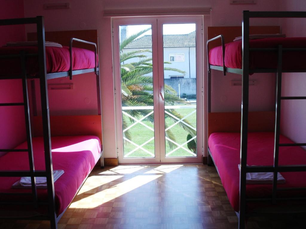 Четырехместный (Четырехместный номер эконом-класса с общей ванной комнатой) хостела HI Hostel Ofir - Pousada de Juventude, Эшпозенди