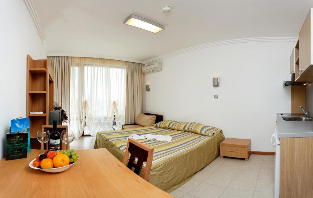Студио (Номер-студио с балконом (2 взрослых + 1 ребенок)) курортного отеля Aparthotel Emerald Spa Resort, Равда