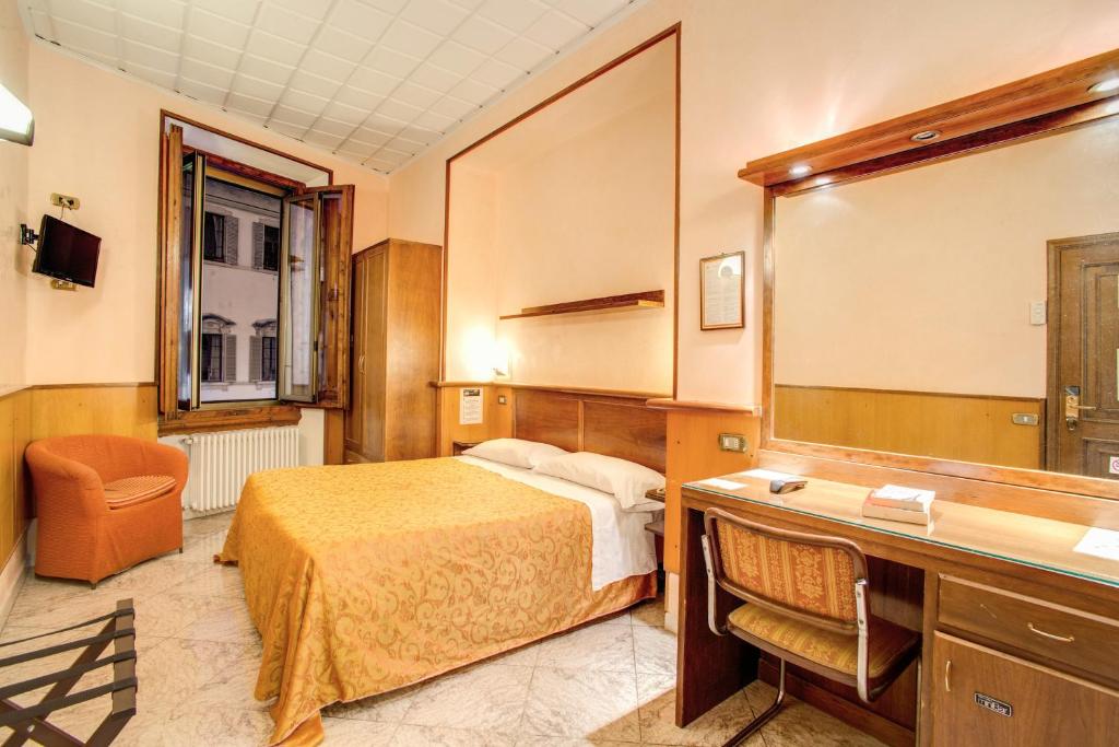 Двухместный (Двухместный номер с 1 кроватью или 2 отдельными кроватями и собственной ванной комнатой) отеля Hotel Lorena, Флоренция