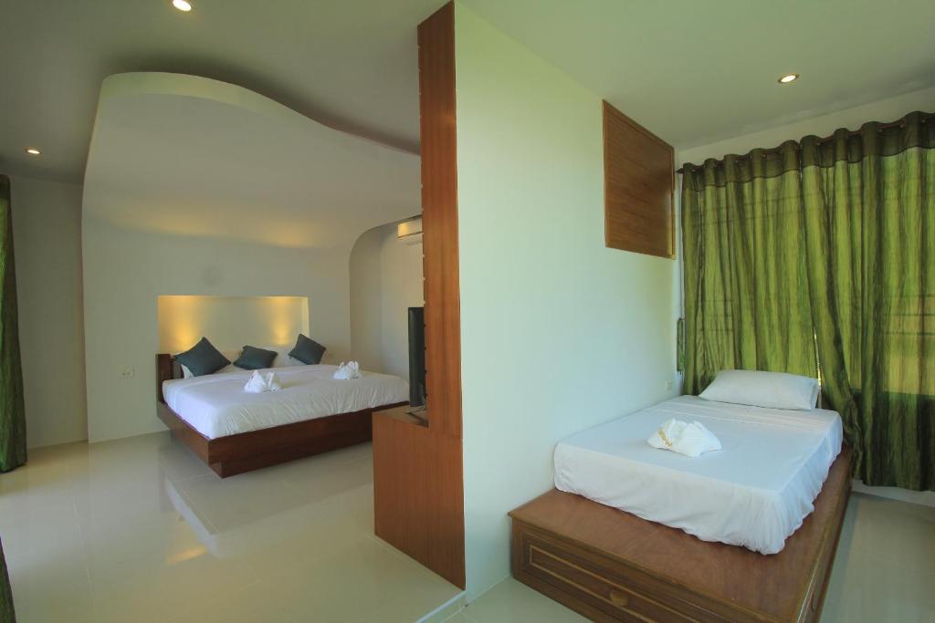 Трехместный (Трехместный номер Делюкс с видом на море) курортного отеля Mountain Reef Beach Resort, Ко Тао