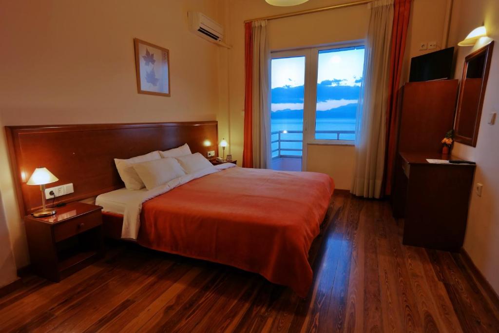 Двухместный (Двухместный номер с 1 кроватью или 2 отдельными кроватями и видом на море) отеля Hotel Excelsior, Лоутраки