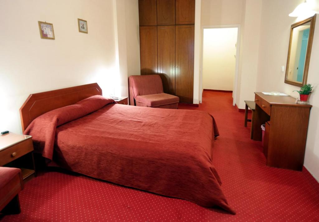 Двухместный (Улучшенный двухместный номер с 1 кроватью или 2 отдельными кроватями, вид на горы) отеля Hotel Excelsior, Лоутраки