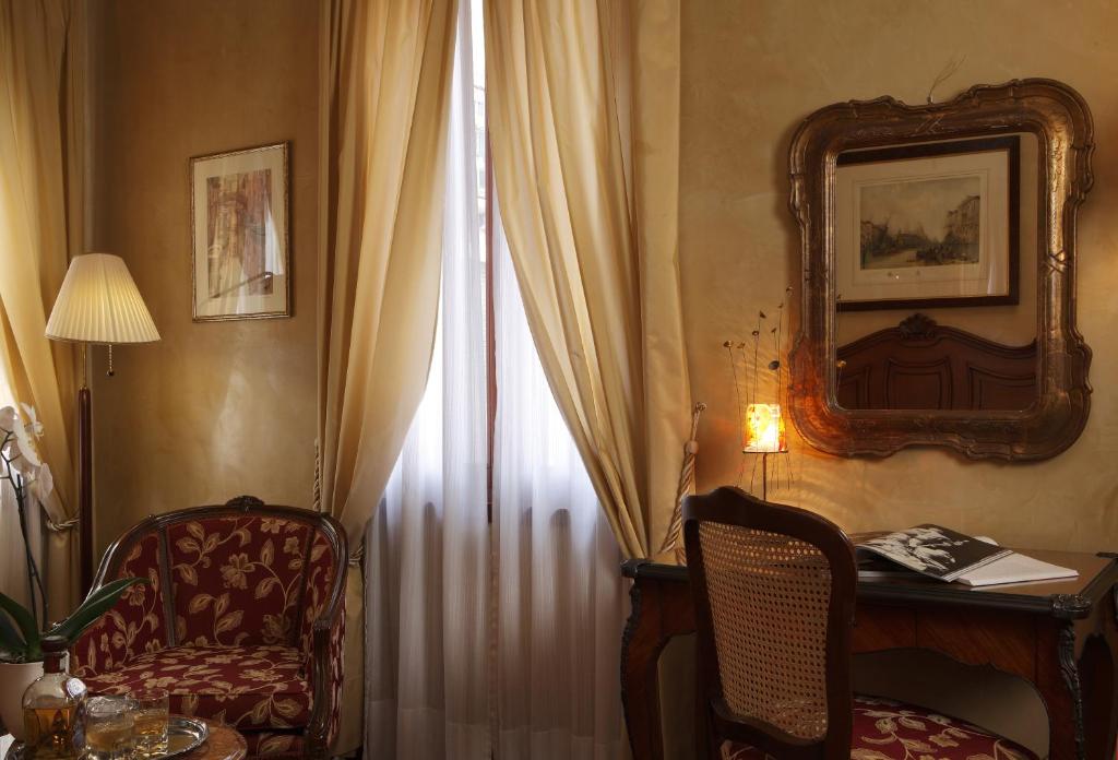 Двухместный (Улучшенный двухместный номер с 1 кроватью или 2 отдельными кроватями и террасой) отеля Hotel Bisanzio, Венеция