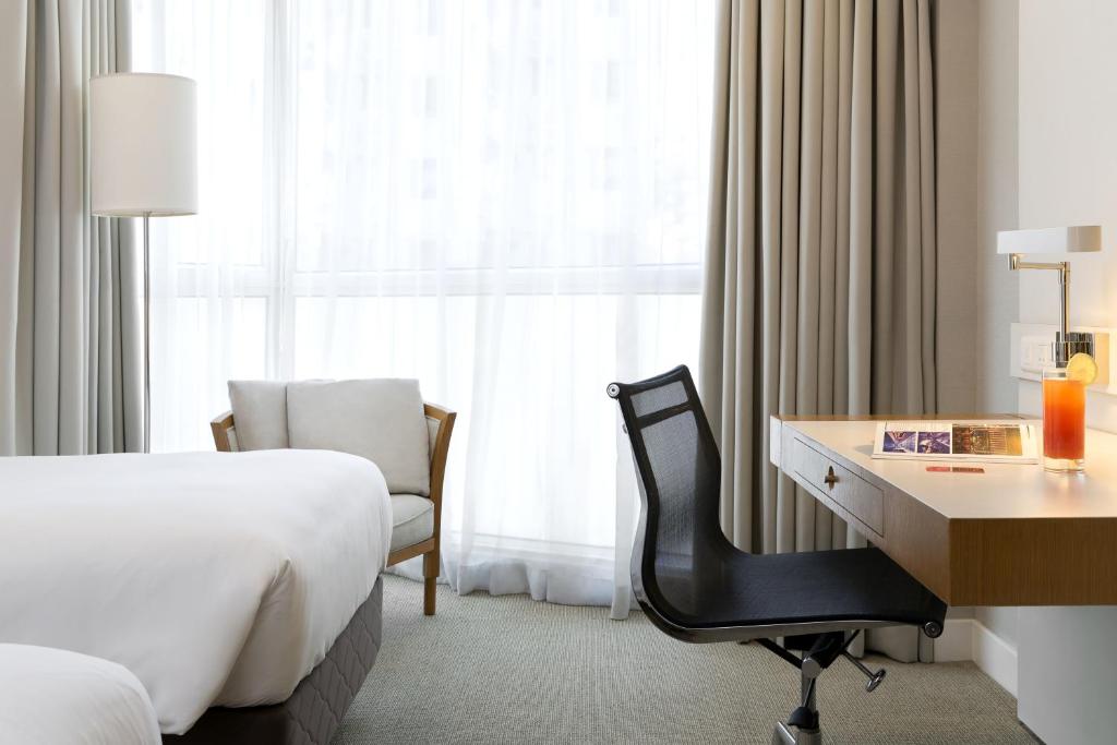 Двухместный (Двухместный номер Делюкс с 2 отдельными кроватями и видом на гавань) отеля Hotel Jen Hong Kong, Гонконг (город)