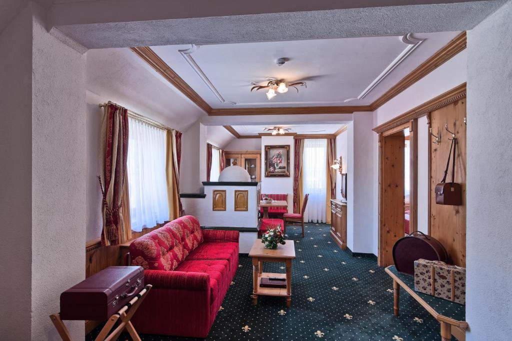 Сьюит (Улучшенный люкс с двуспальной кроватью и диваном) отеля Mercure Sighisoara Binderbubi Hotel & Spa, Сигишоара
