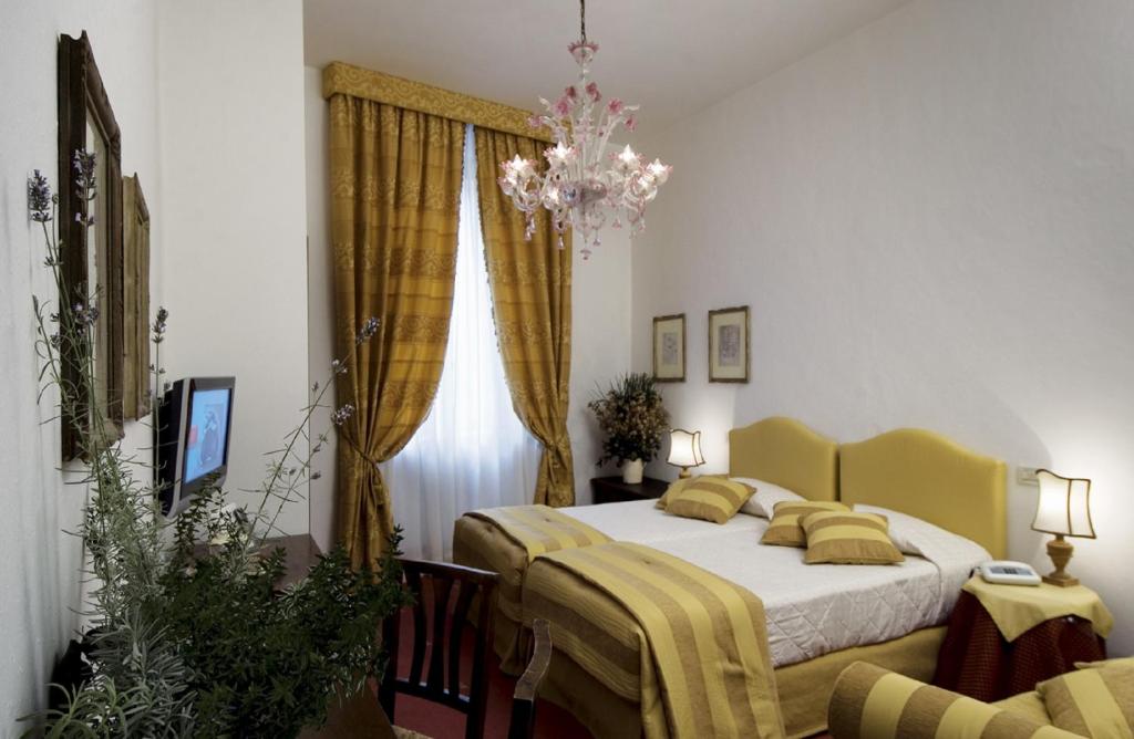Двухместный (Улучшенный двухместный номер с 1 кроватью или 2 отдельными кроватями) отеля Hotel Columbia, Рим