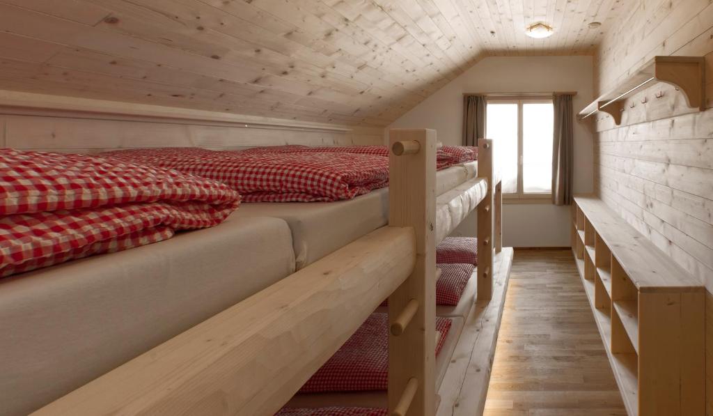Номер (Односпальная кровать в общем номере для мужчин и женщин) отеля Bärghuis Jochpass, Энгельберг