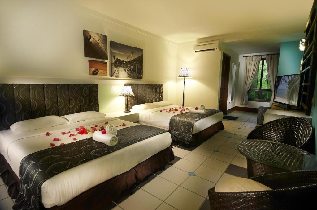Двухместный (Номер с кроватью размера «queen-size» и видом на бассейн) курортного отеля Paya Beach Spa & Dive Resort, Тиоман